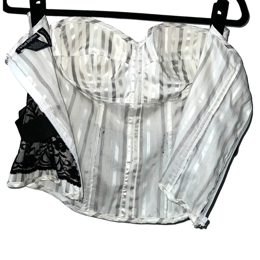 𝐂𝐎𝐓𝐓𝐎𝐍 𝐄𝐗𝐏𝐑𝐄𝐒𝐒 | WHITE AND SILVER STRIPED STRAPLESS METALLIC TOP - Picture 5 of 8